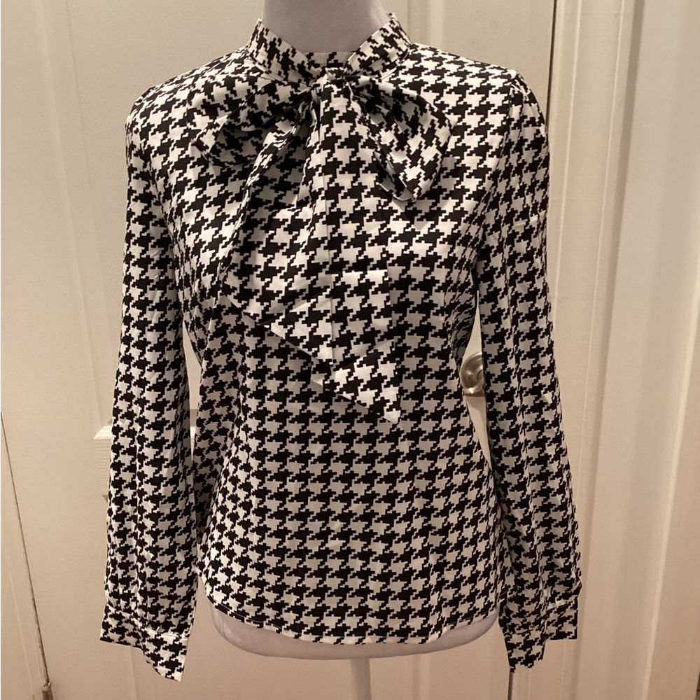 Houndstooth Blouse W/Tie
Large: Pit to Pit =~21.75inched Length = 23.75inches